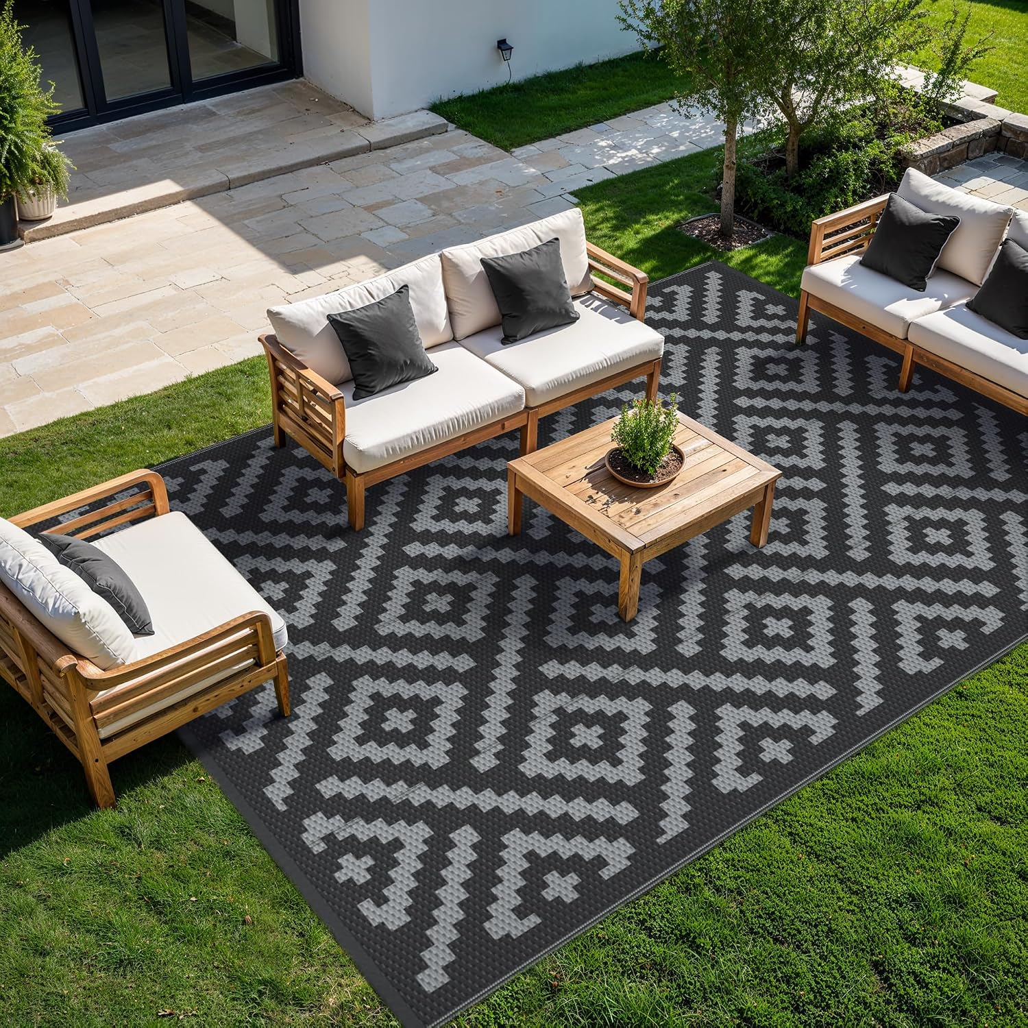 Reversible Foldable Plastic Straw Outdoor Rug